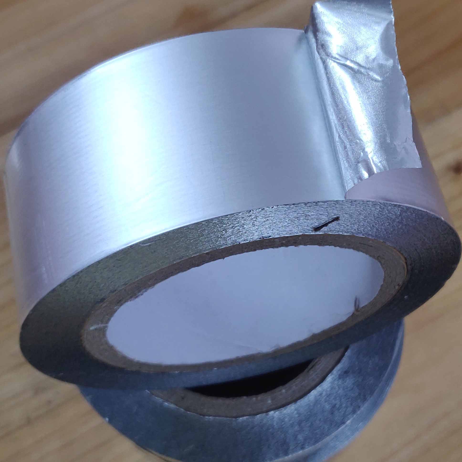 Self wound linerless aluminum tape